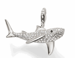 Original Thomas Sabo Charm Anhänger Artikel 0746 Rot, pink, grün und schwarz emailliert Inspiriert vom Asia-Trend: „Sabo Doll“ im Kimono. Größe: 1,9 cm 925/- Sterlingsilber Karabineraufhängung