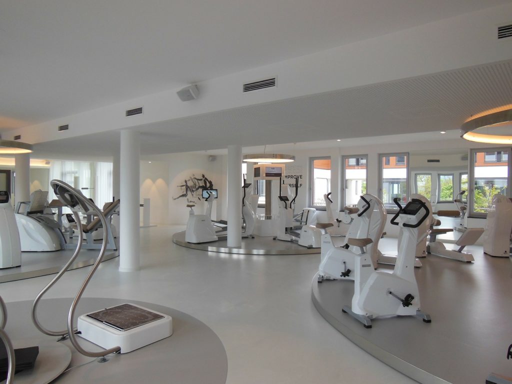 Fitness Studio weiß eingerichtet