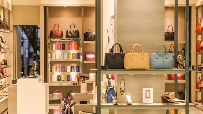 apparel-1850804_1280 Blick auf einen Taschenladen