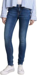 Model in skinny Jeans