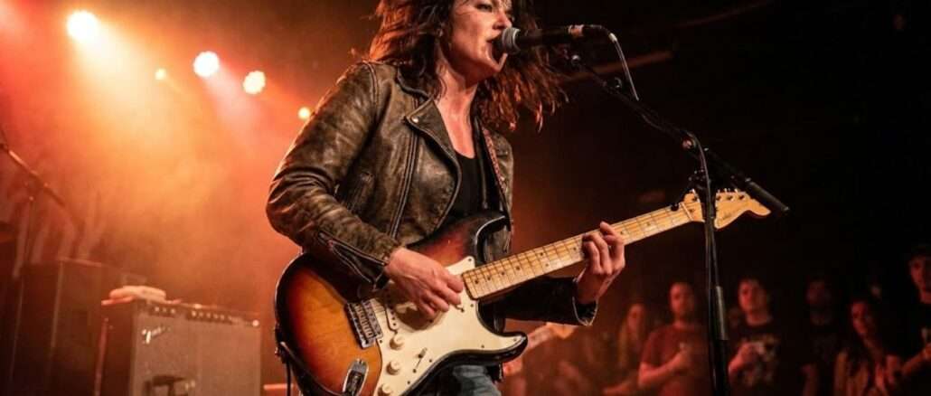 Gitarristin auf der Bühne