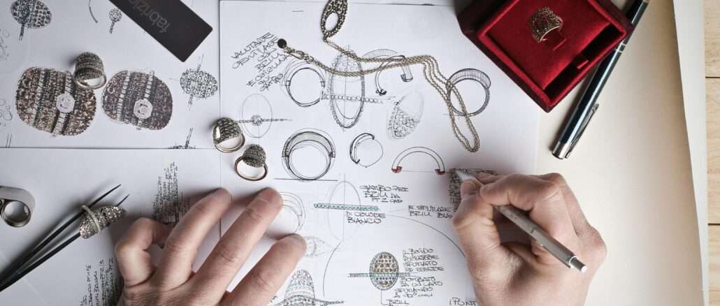 designerin zeichnet Schmuckentwürfe
