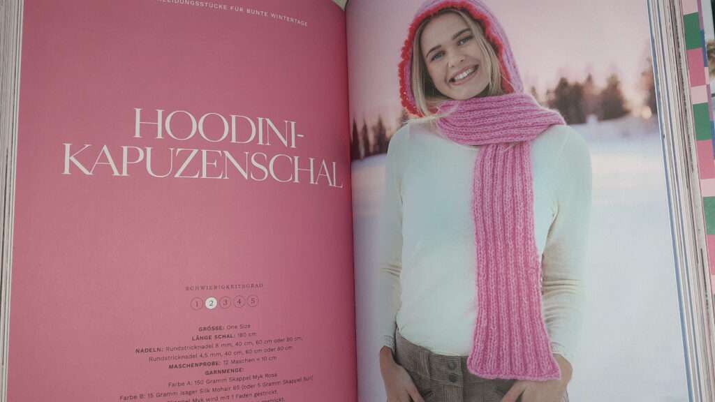 Auszug aus "Runastrickk: Warme Kleidungsssstücke" Hier ein rosa Schalhoodie