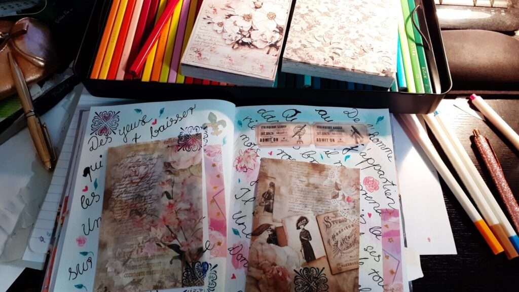 Hobby Journaling, hier ein aufgeschlagenes, beklebtes und bemaltes Buch