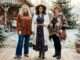 Winter Boho Outfit für Plus Size Figuren mit Maxikleid und Strickjacke Plus Size Frau im winterlichen Boho Lagenlook mit Filzhut und Boots Mollige Frau mit Boho Tunika und Ausfallhose im Winter